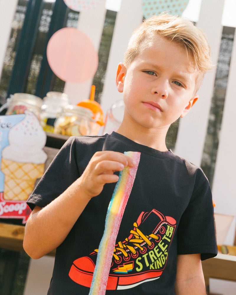 T-shirt Graphique en Coton Biologique avec Chaussures Noires et Rouges - Deux par Deux